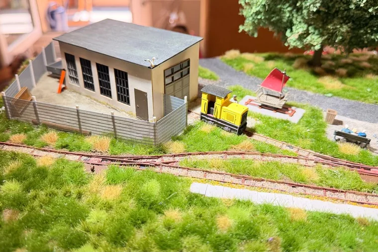 Lokschuppen mit Feldbahngleisen
